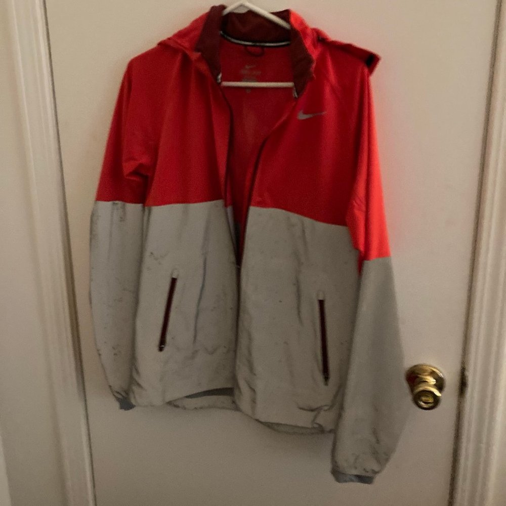 Size Medium  Women’s Nike Wind-Breaker Jacket